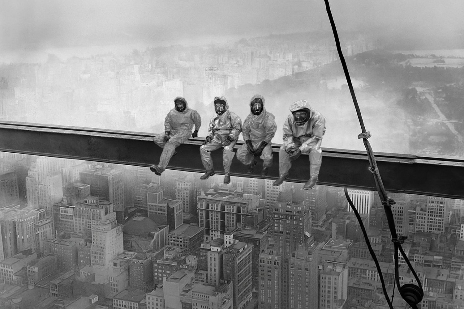 Dasselbe Bild als Schwarzweiß-Montage: Die vier sitzen auf einem Stahlträger hoch über einer Großstadt