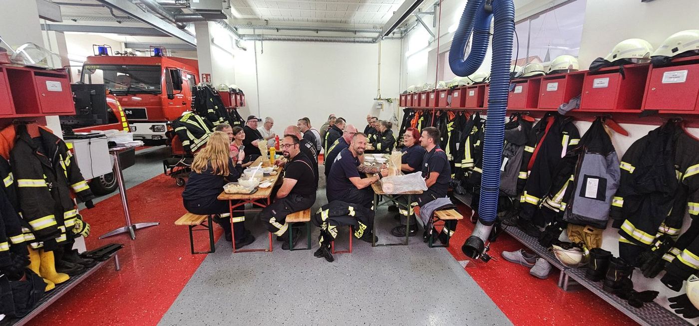 Gemeinsames Essen nach dem Dienst im Gerätehaus
