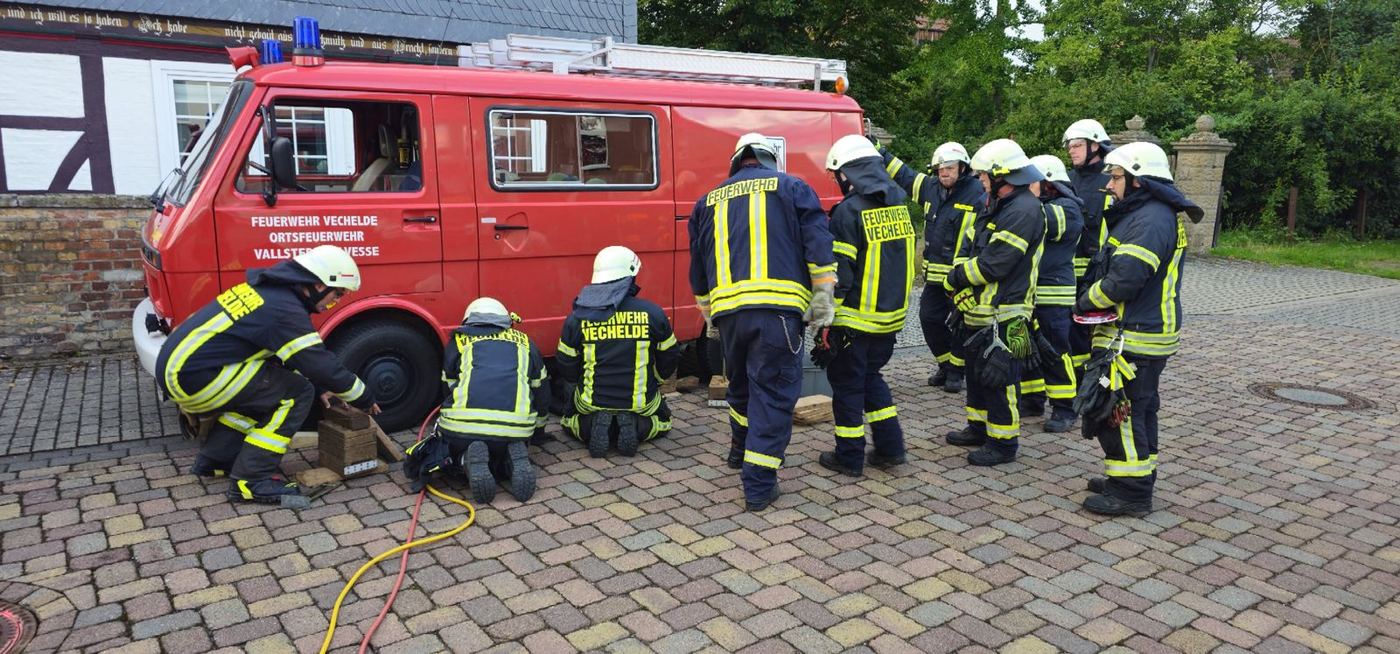 Übung: Anheben des TSF mit Unterbaumaterial