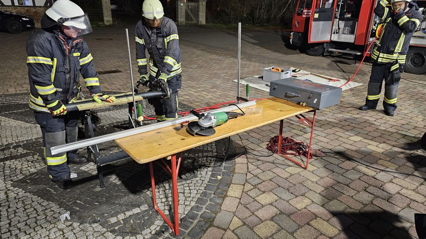 Übung: Trennen von Rohren mit dem hydraulischen Gerät