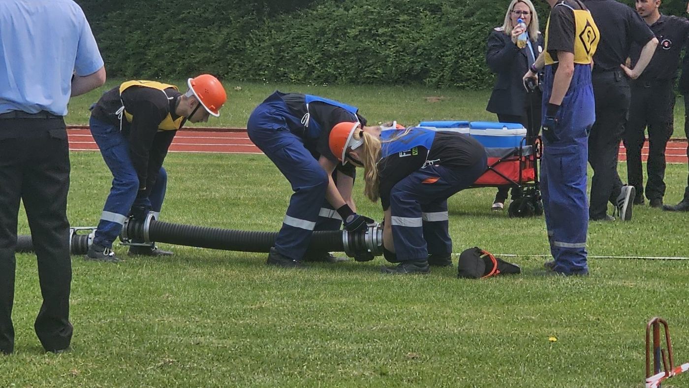 Jugendliche verbinden beim Wettbewerb einen Saugschlauch