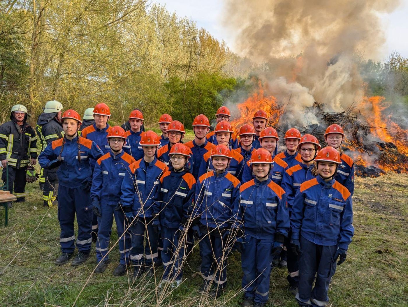 Jugendfeuerwehr vor dem Feuer