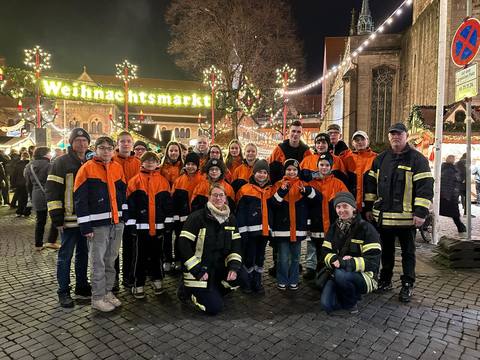 Gruppe auf dem Weihnachtsmarkt