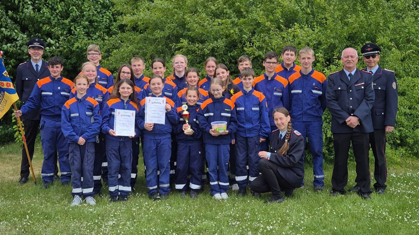 Jugendfeuerwehr mit Urkunden nach dem Wettbewerb