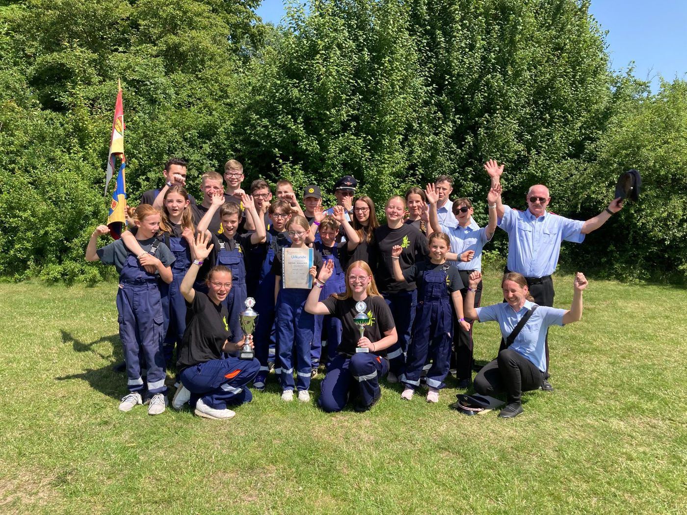 Jugendfeuerwehr jubelt mit Pokal