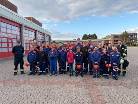 Gruppenfoto vor einer Feuerwache