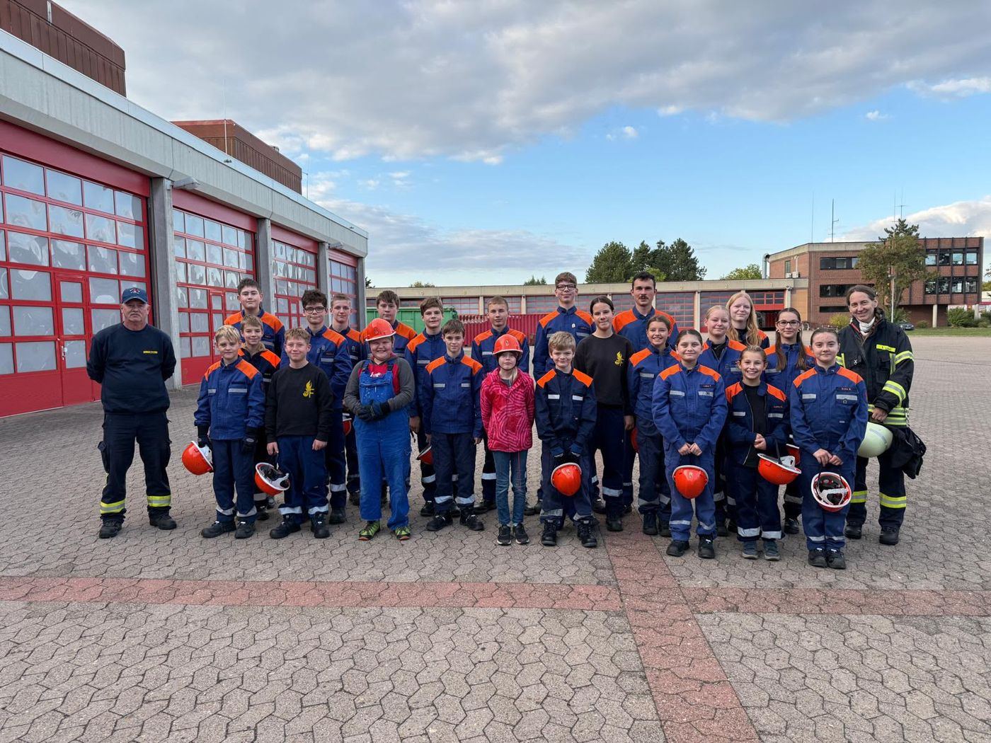 Jugendfeuerwehr vor einer Feuerwache
