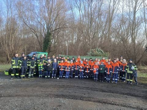 Großes Gruppenfoto im Gelände