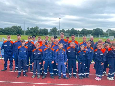 Gruppenfoto auf der Sportanlage
