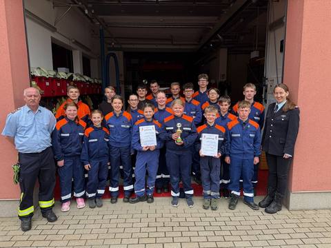 Gruppenfoto vor dem Gerätehaus mit Urkunden