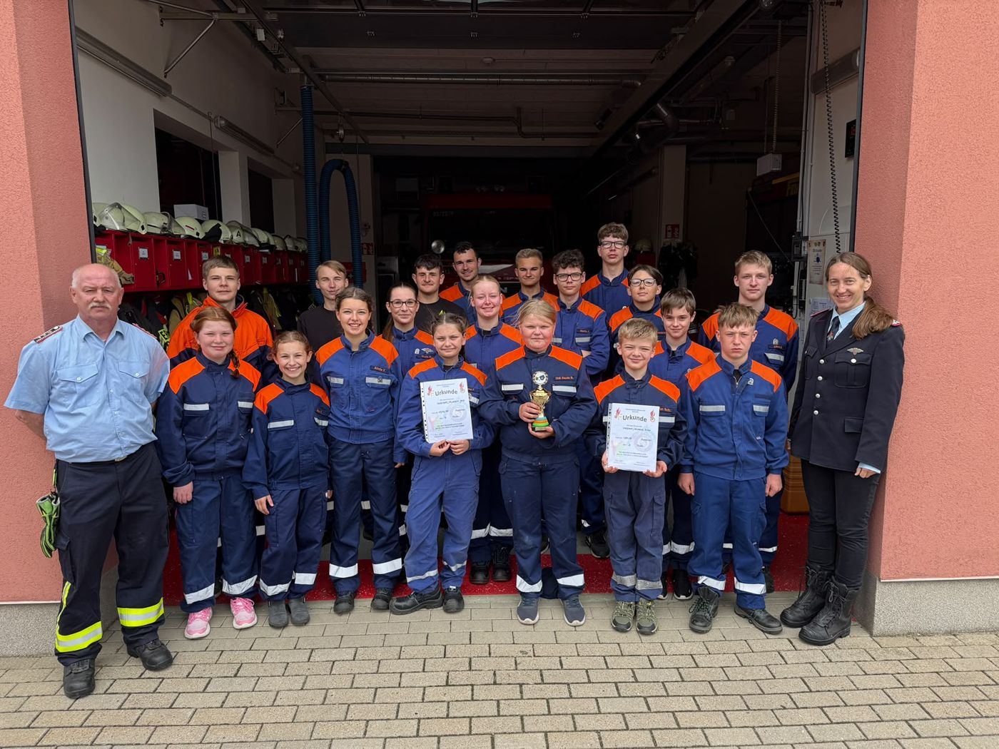 Jugendfeuerwehr vor dem Gerätehaus