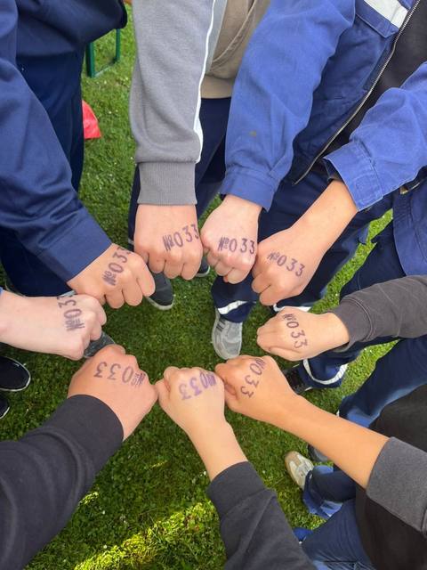Gemeinsamer Handschlag der Gruppe