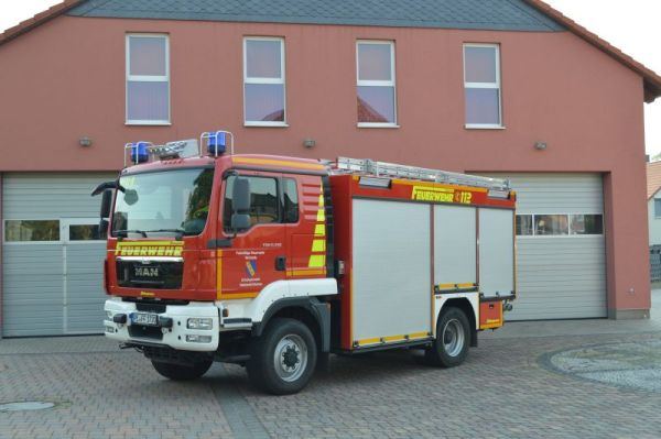 TLF 3000 (17/21/9) vor dem Gerätehaus